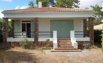 Arrière de la maison rénovée (volets peint + balustrade)
