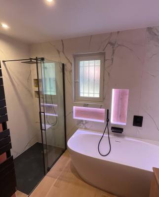Douche à l'italienne, carrelage marbre, baignoire îlot à Riedisheim
