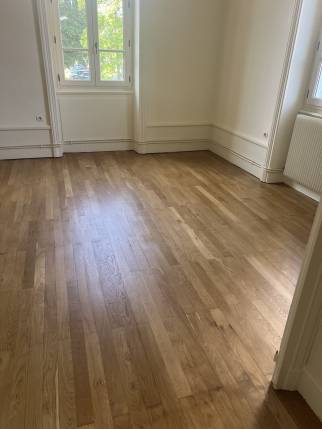 Parquet massif en chêne rénové dans un appartement rénové - Bourg-en-Bresse 01000