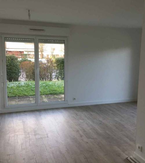 Fourniture et pose d'un parquet en chêne gris posé dans le salon.