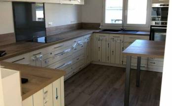 Installation d'une cuisine blanche et bois - Ploemeur (56270)