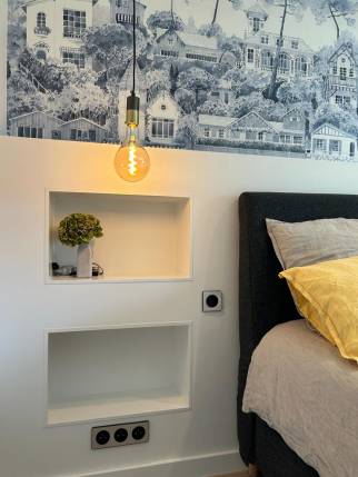 Lentilly (69210) : rénovation d'une suite parentale avec papier peint panoramique et tête de lit sur mesure