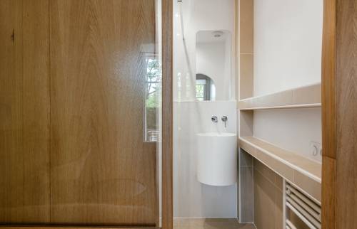 Transformation de salle de bain avec meuble vasque intégré à Boulogne-Billancourt