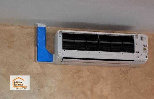 Pose d’une unité intérieure de pompe à chaleur air air pour améliorer le confort thermique dans une maison au Passage 47520 avec des artisans experts en climatisation.