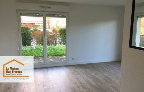 Le projet a consisté en la pose d’un revêtement de sol de type parquet stratifié dans tout l’appartement.