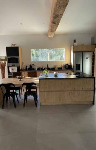 grande cuisine avec îlot central