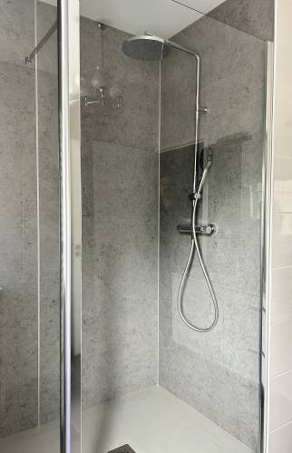 installation douche après travaux rénover votre salle de bain avec La Maison Des Travaux de Bruz