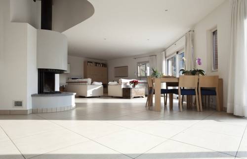 Cheminée dans un salon d'une maison 