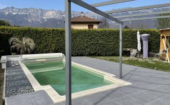 Ambiance zen et nature sur le côté de la piscine