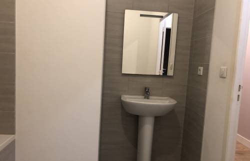 Salle de bain avant rénovation miroir et vasque