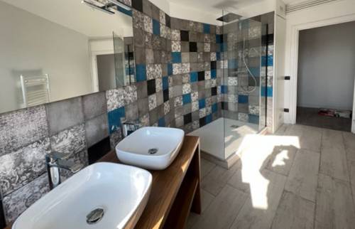 Douche à l'italienne et les 2 vasques