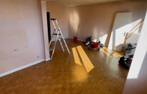 aménagement d’une pièce de vie avec bureau