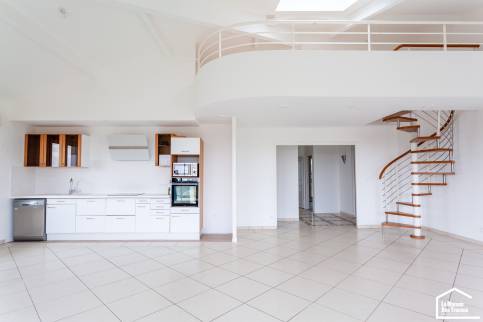 Rénovation complète de cet appartement en style blanc épuré, Champagne au Mont D'Or