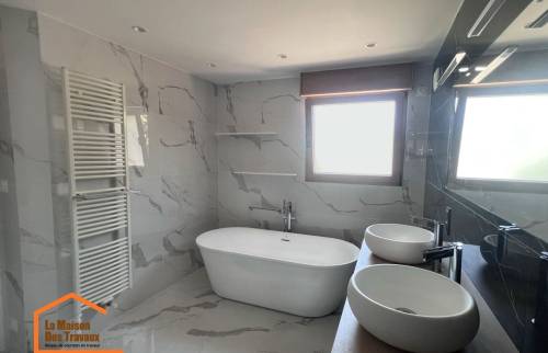 Salle de bain avec double vasques de lavabos