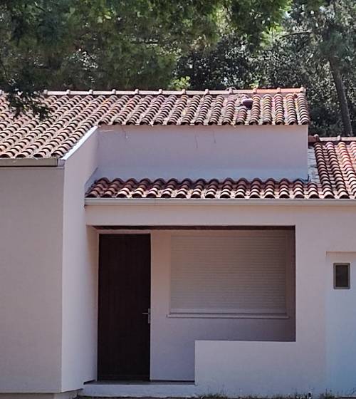 Maison fini avec une isolation par l'extérieur avec une finition enduite