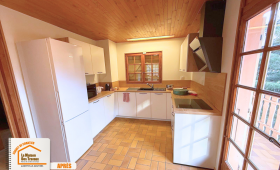 transformation cuisine fermée, travaux rénovation Albertville, cuisine sur-mesure chalet, optimisation espace cuisine, rénovation maison ancienne Savoie, La Maison des Travaux Moûtiers