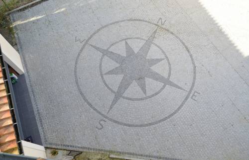 sortie de garage en pavés avec motifs rosace avec points cardinaux à Eragny-sur-Oise (95610)