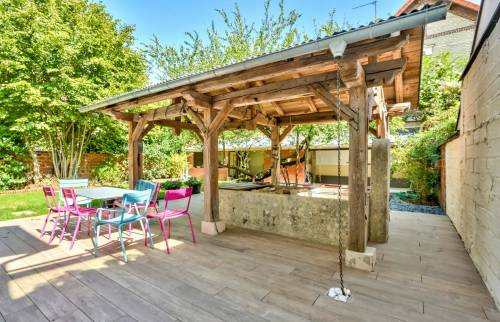 Garage à vélos et motos intégré au reste de la propriété