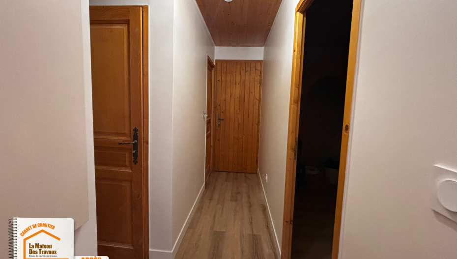 parquet stratifié chêne clair, spots LED encastrés, cuisine équipée moderne, isolation laine de roche, plaques de plâtre hydrofuges.