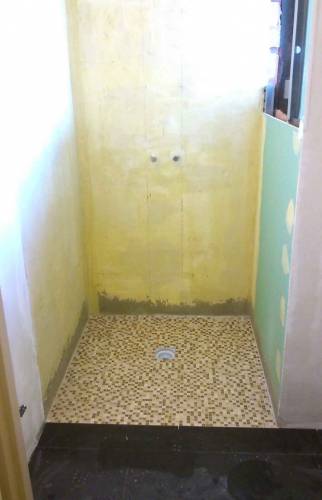 Receveur Wedi carrelé avec mosaïque ton pierre - Vigneux de Bretagne