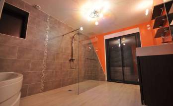 Une salle de bain spatieuse et tonique