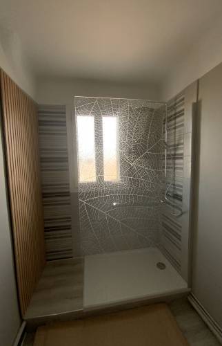Salle de bain aprés la rénovation d'un appartement centre ville La Maison Des Travaux Ales