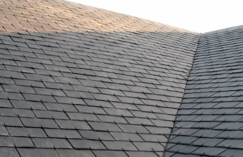 Rénovation d'une toiture avec des tuiles en ardoise 