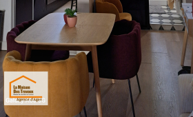 Convivialité et élégance autour de cette table moderne, posée sur un sol PVC résistant et esthétique, idéal pour les pièces de vie.