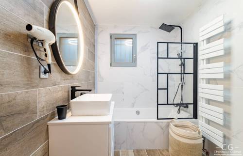 Rénovation d’une salle de bains moderne et lumineuse à Montbrison (42600)