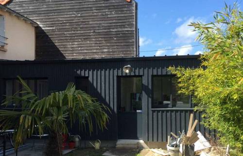 Extension de 20 m² en bardage bois peint à St Sébastien (44)