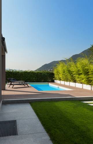 Intégration allée en gazon entre plages de piscine et arrière de maison à Roquevaire (13360)