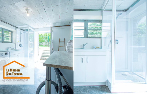 Détail de cuisine moderne : Des accessoires pratiques et décoratifs installés sur un plan de travail en bois clair, soulignant le design soigné de la cuisine.