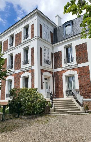 Façade restaurée de la maison à Chaville