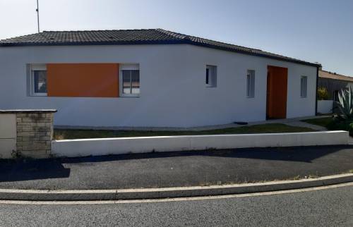 Ravalement de façade et pose d’un store banne : une maison modernisée à Saint-Marcellin 1