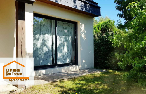Rénovation à Brax : remplacement de menuiseries anciennes par une baie vitrée moderne en PVC double vitrage.