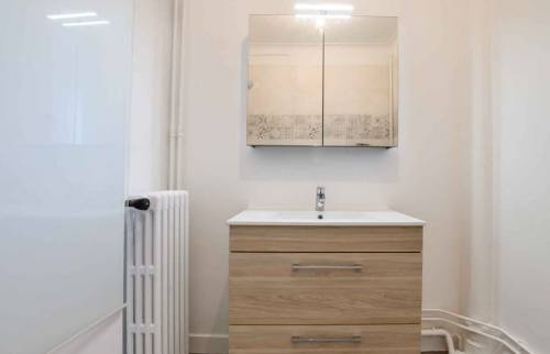 meuble de salle de bain et miroir