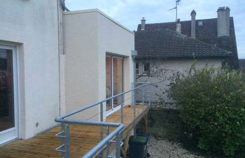 Mise en place d'une terrasse entièrement en bois avec un escalier en métal à Caen