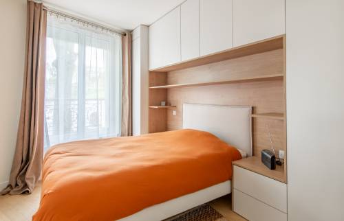 Un aménagement de lit moderne avec prises accessibles