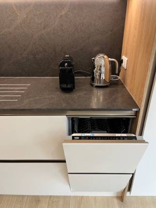  Lave-vaisselle encastré dans une cuisine équipée moderne - Nantes 44000