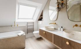 Rénovation salle de bain Bruz terminée avec carrelage effet pierre et mobilier en bois 