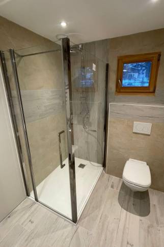 Salle de bain R - Douche et WC - architecte 73, décorateur intérieur 73, peintre 73, carreleur 73, plaquiste 73, plombier 73, électricien 73