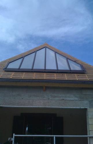 Pose d’une fenêtre de toit nouvelle génération avec volet solaire sur une résidence secondaire de Villers sur Mer