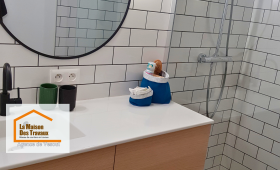 La première image montre une salle de bain moderne avec un lavabo blanc, des accessoires de bain sur le comptoir et un grand miroir rond