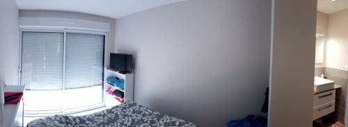 Chambre parentale isolée, plaquée, peinte, sol lames PVC imitation bois