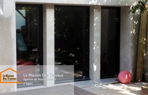 La façade finalisée :** Des baies vitrées modernes parfaitement intégrées, donnant à la maison une nouvelle personnalité.