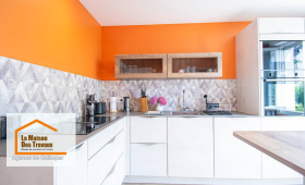 Salle à manger lumineuse et conviviale : Une salle à manger rénovée avec des tons doux et une lumière naturelle, idéale pour des repas en famille ou entre amis.