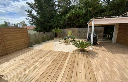Terrasse bois prolongement avec espace vert La Maison Des Travaux Ales
