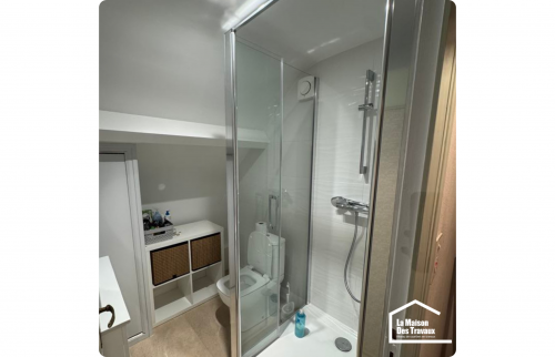 Création d’une salle de bain sous combles à Bayeux 14400 : optimisation et confort 