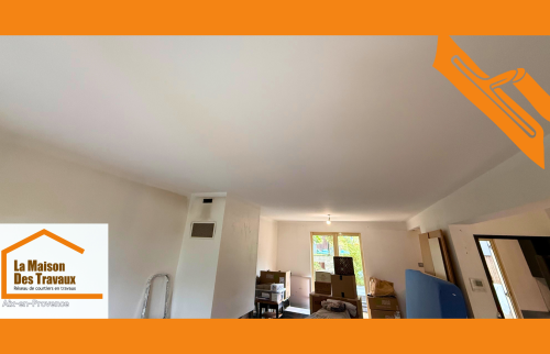 Enduit traditionnel appliqué à la main pour un plafond rénové à Venelles. Chantier supervisé par Laurent Nemer, La Maison Des Travaux.