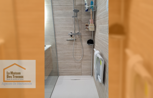 Douche à l’italienne avec paroi en verre : Profitez d’un espace douche design et accessible avec une paroi en verre et un revêtement moderne.